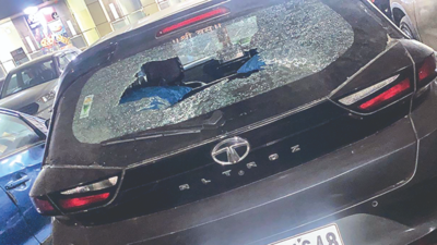 2 break windshields of 20 cars at parking lot in Gurgaon & flee