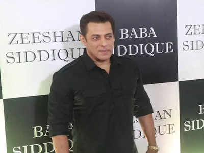 Salman Khan slays in pathani suit at Baba Siddique s Iftaar party