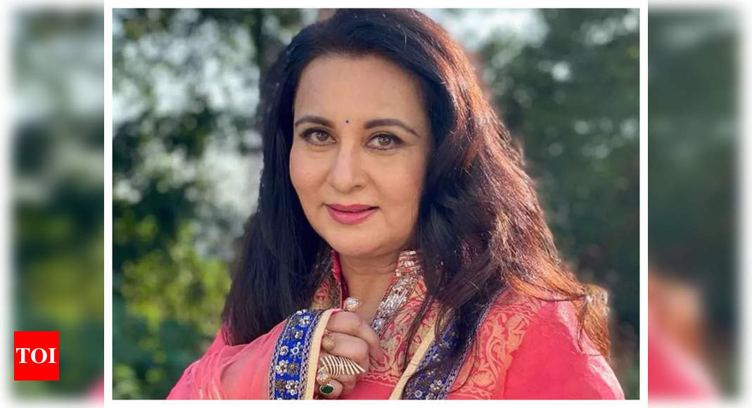 Did you know Poonam Dhillon wanted to do just one film and return to her studies after ‘Trishul’? – Times of India