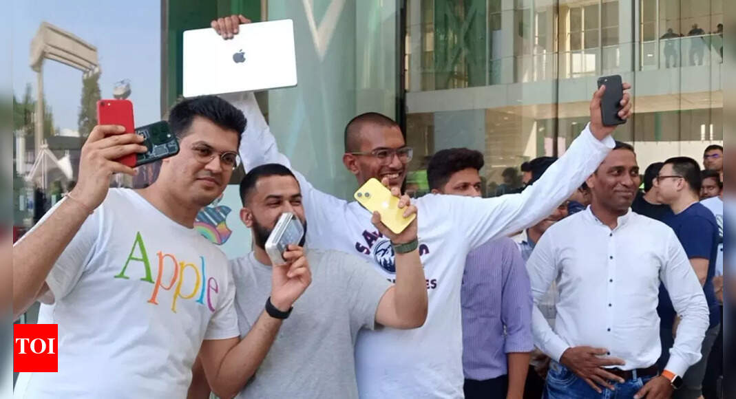Mumbai Apple Store Long queues on opening day infornt of Apple BKC