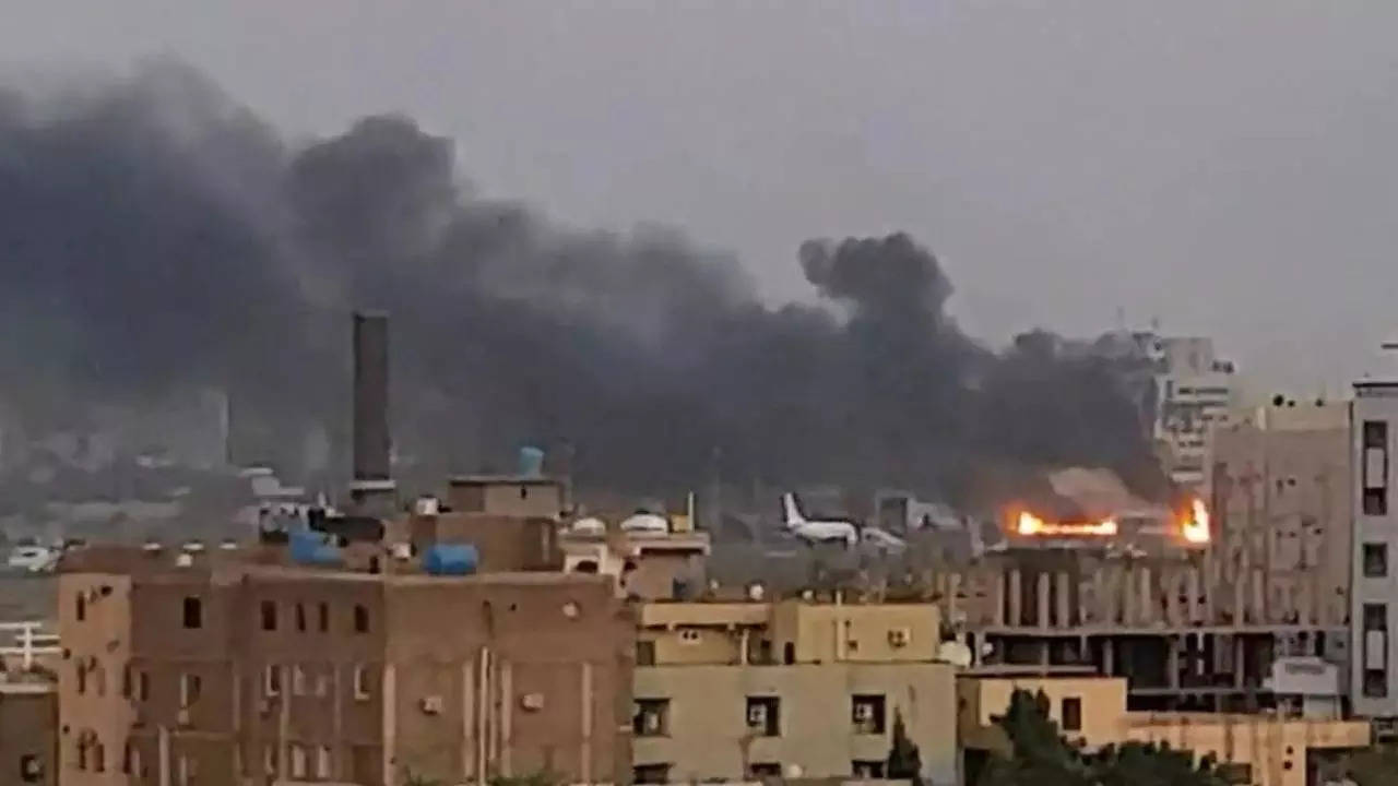 Sudan: Blasts shake Sudan capital on 4th day of fighting, lawlessness -  Times of India