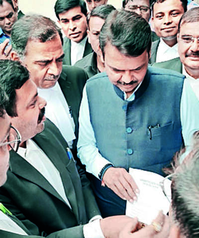 Lawyers protest lack of seating space in new l-shaped building in Nagpur