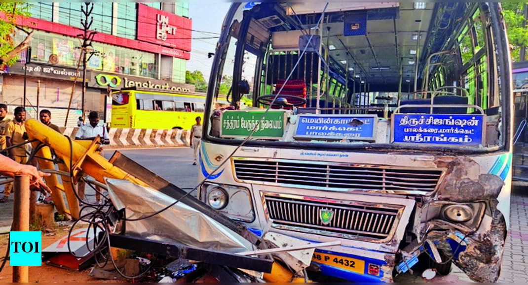 Railway Employee Run Over By Speeding Pvt Bus Near Station | Trichy ...