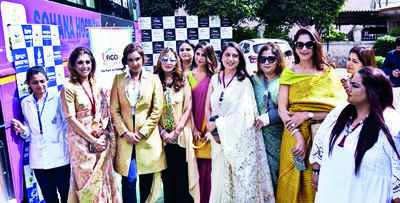 Lisa Ray flags off cancer van