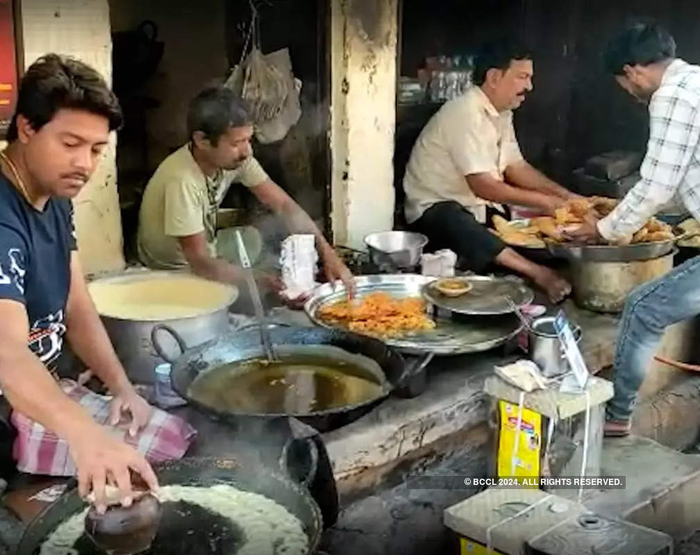 
Varanasi special 'Chachi ki Kachori' where customers gets abuses after meal

