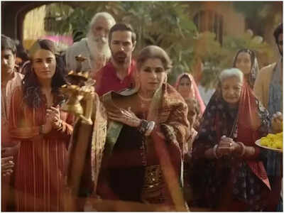 Dimple Kapadia cracked her finger in a scene but continued to punch a door with the broken finger reveals 'Saas Bahu Aur Flamingo' director Homi Adajania
