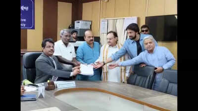 Heavyweights file papers for Karnataka polls amid fanfare