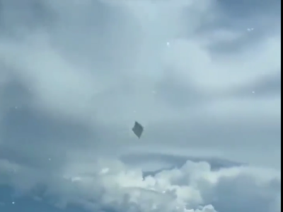 The most impressive UFO video ever: A pilot films a “strange” object while flying
