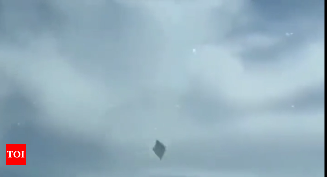 The Most Impressive UFO Video Ever: A Pilot Films A “strange” Object ...