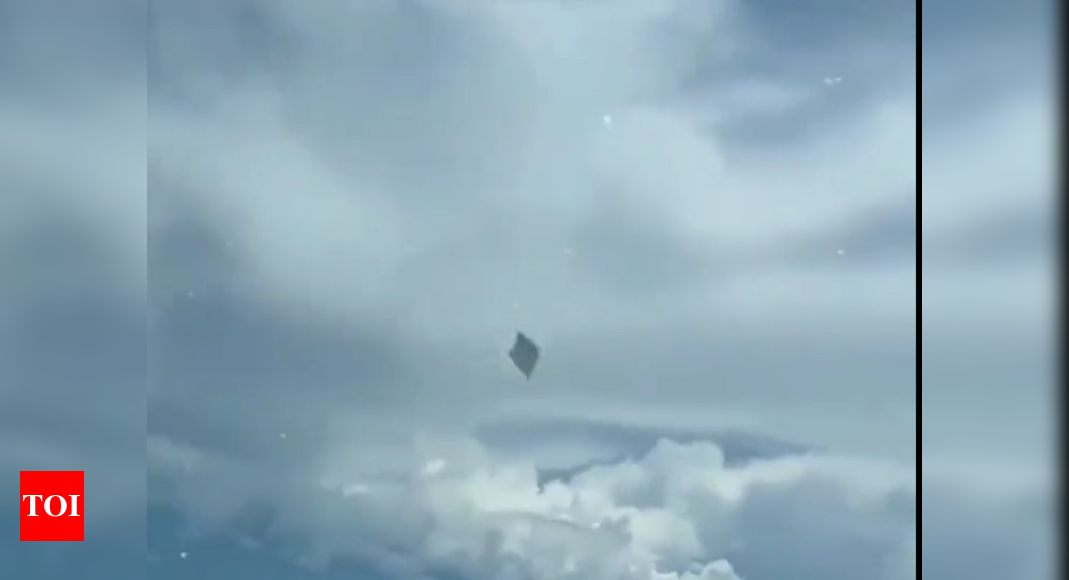 The most impressive UFO video ever A pilot films a “strange” object