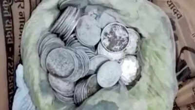 Daily wager in Madhya Pradesh finds buried treasure, hands it to cops after a sleepless night
