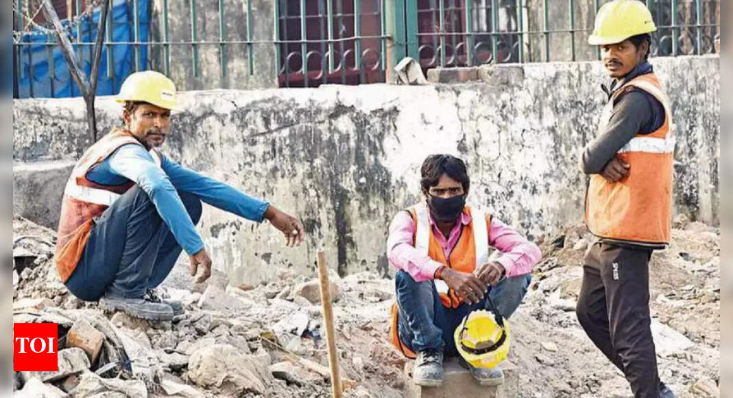 Dearness allowance boost leads to hike in minimum wages for workers in  Delhi | Delhi News - Times of India