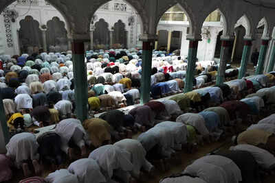 Moon sighted, Eid to be celebrated in India on Saturday
