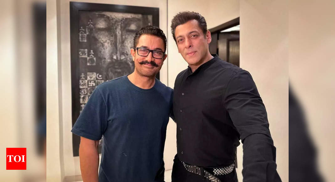 Salman Khan celebrates Eid with Aamir Khan, gives fans Amar and Prem vibes – Times of India