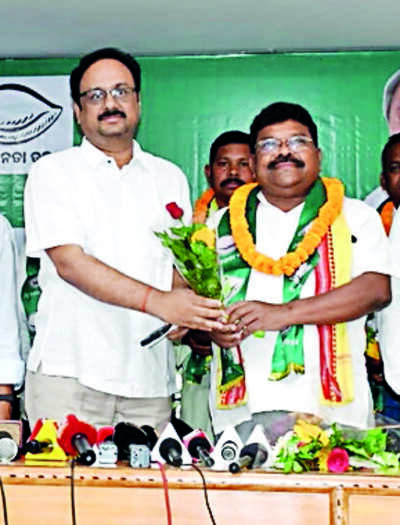 Gond leader dumps Cong, joins BJD ahead of bypoll