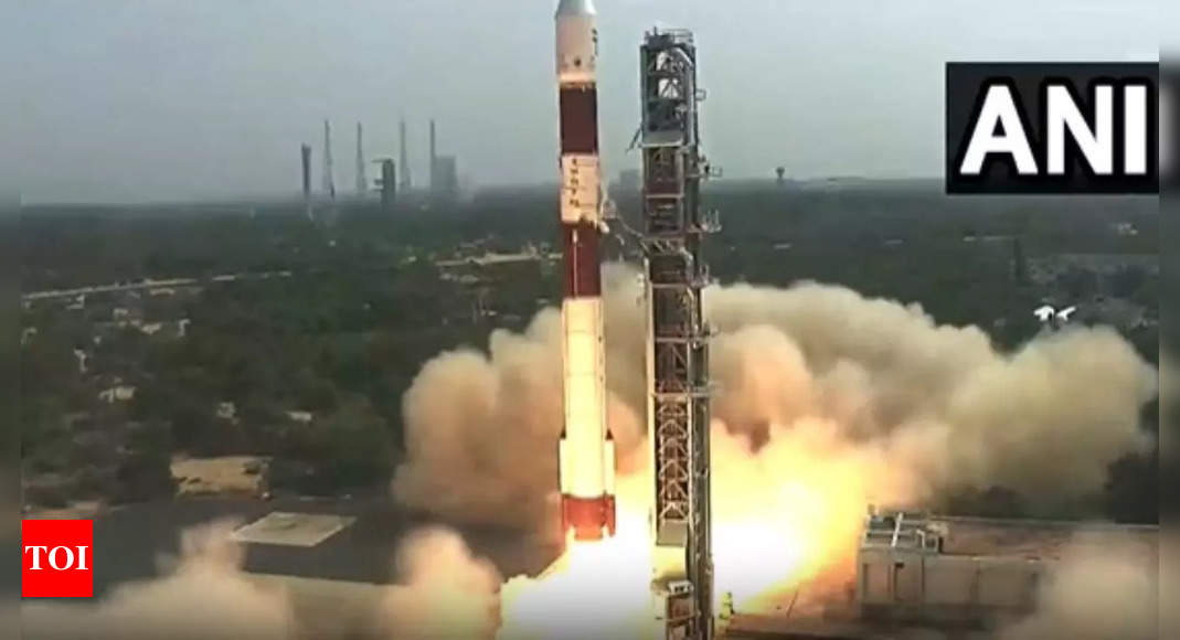 Indian rocket launches 7 satellites to orbit (video)