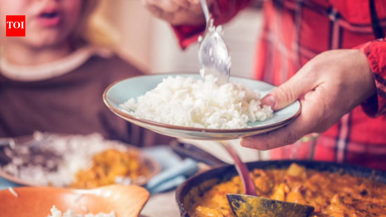 Eating leftover rice stored incorrectly can cause vomiting and diarrhea ...