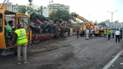 4 dead, 22 injured as truck rams into bus on new Katraj bypass in Pune