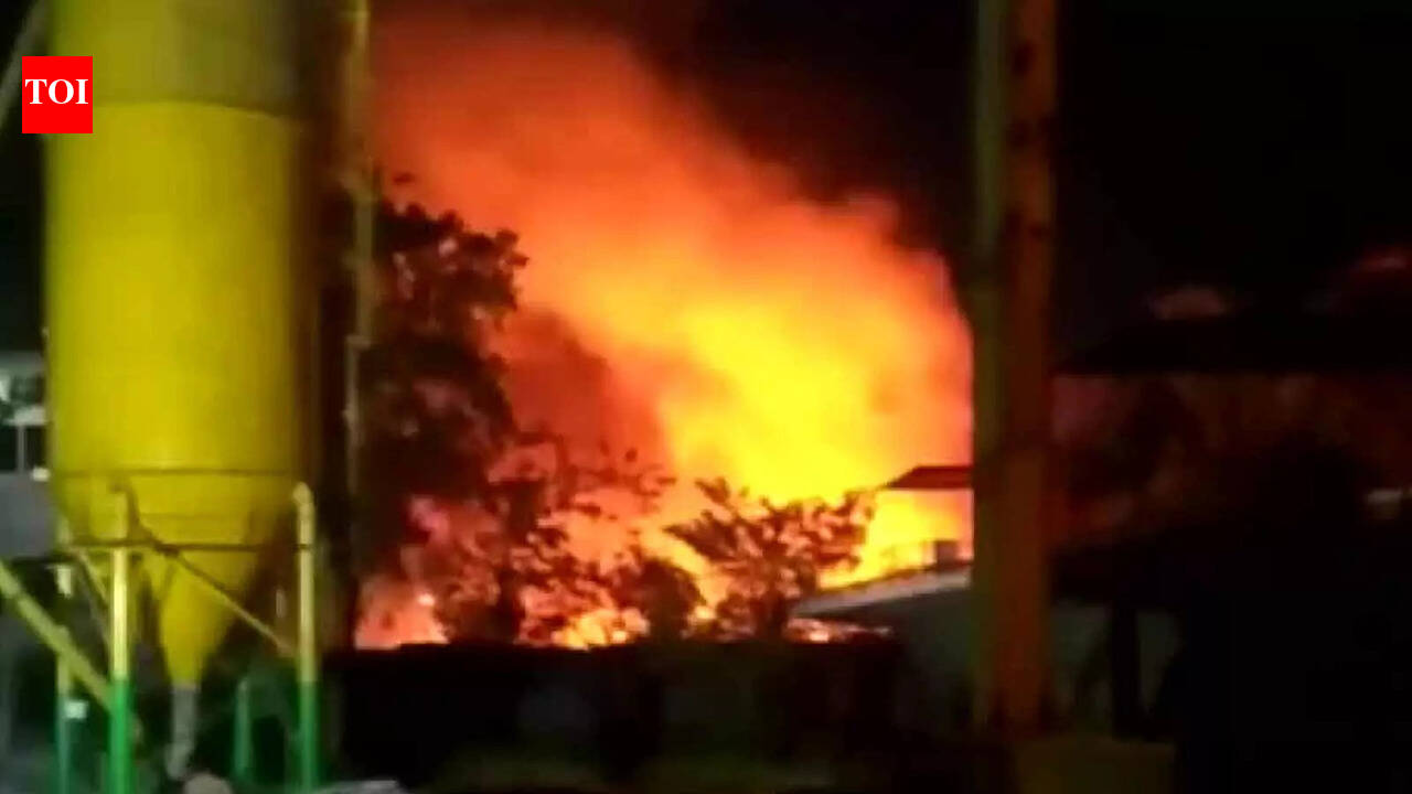 Kolkata: Massive fire at slum in Salt Lake, thousands homeless