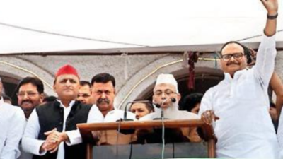 Eid brings former UP CM Akhilesh Yadav, Brajesh Pathak shoulder to shoulder