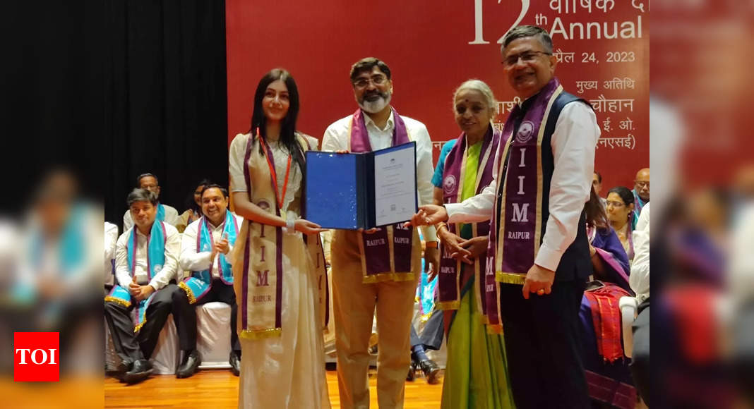 Delhi University ditches 'colonial' black robes at convocation for  'angavastras': What are they? – Firstpost