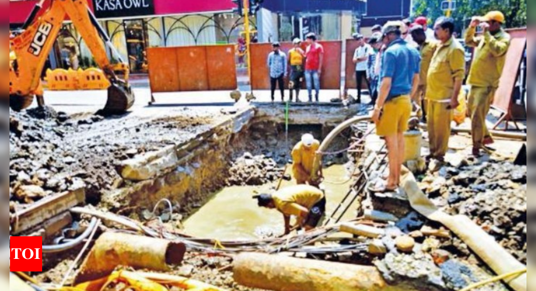 Contractor ruptures pipe, hits water supply all day in Bandra | Mumbai News