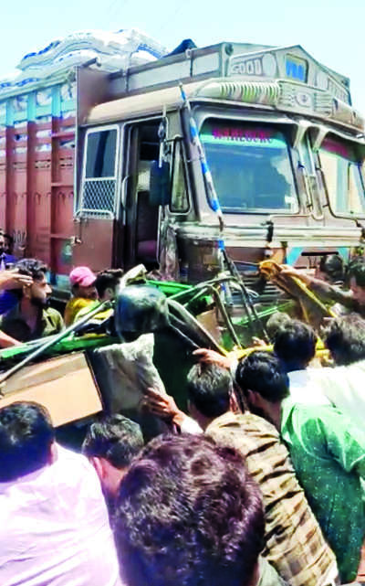 3 Killed, 2 Injured As Speeding Truck Rams Into Auto-rickshaw In ...