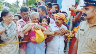 PM Narendra Modi decides to walk, crowd goes ecstatic in Kochi