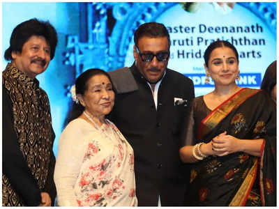 Vidya Balan receives Lata Deenanath Mangeshkar Award wearing a saree gifted by Lata Mangeshkar