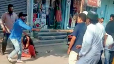 Jilted lover attacks woman, tries to slit throat in public in Hyderabad