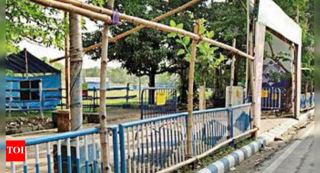 Fans Vandalise View Cutters To See Dhoni Kolkata News Times of India