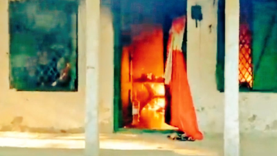 Mob sets police station ablaze in protest over teenage girl's death in West Bengal's Kaliaganj; 27 cops injured