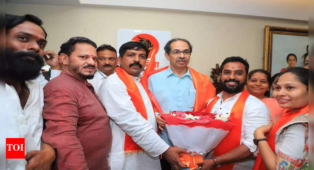 150 MNS workers from Kalyan join Uddhav Thackeray led Shiv Sena | Thane ...