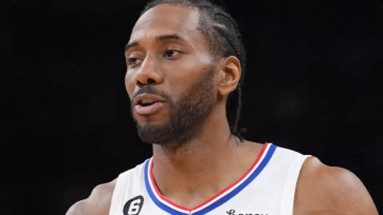 Clippers' Kawhi Leonard makes return after missing entire 2021