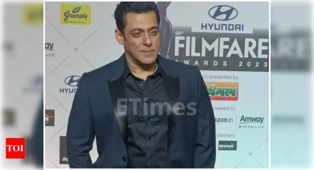68th Hyundai Filmfare Awards 2023: Salman Khan’s arrival on red carpet surrounded by bodyguards makes jaws drop; fans call him the ‘GOAT’ – Times of India