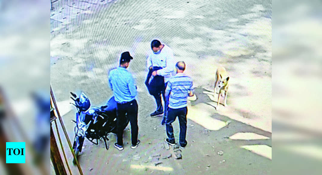 Fake Cop Loots Man Of Jewellery | Vadodara News - Times of India