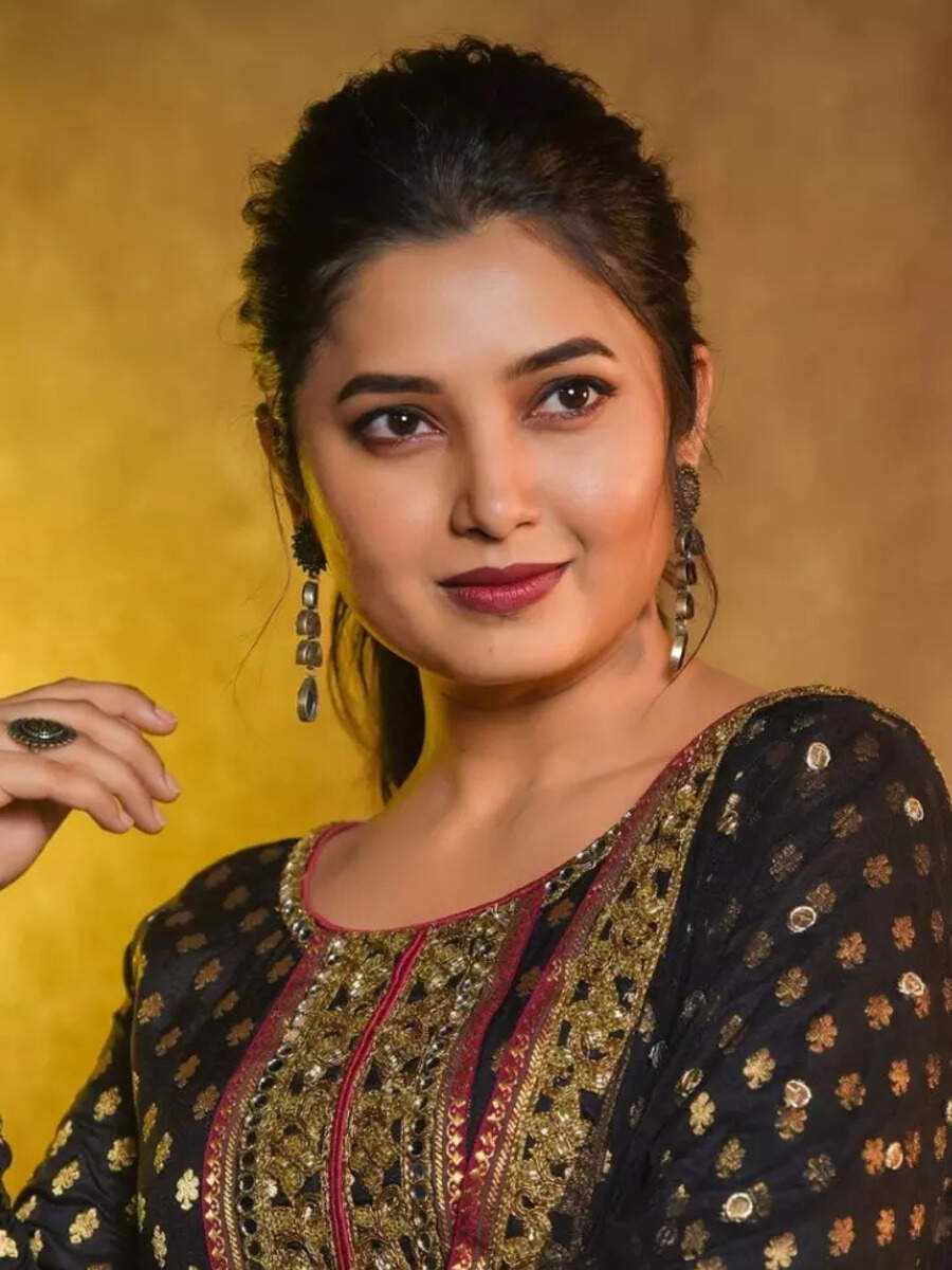 Prajakta Mali's beautiful pictures in black ethnic dress Times of India