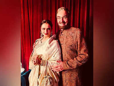 Rekha poses with Kabir Bedi at awards night, fans call it iconic 'Khoon Bhari Maang' reunion