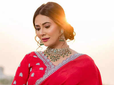 Nikki Tamboli Latest Video: Nikki Tamboli gives Indian saree a twist by  sporting blouse with plunging neckline and heavy jewellery, See PHOTOS | -  Times of India