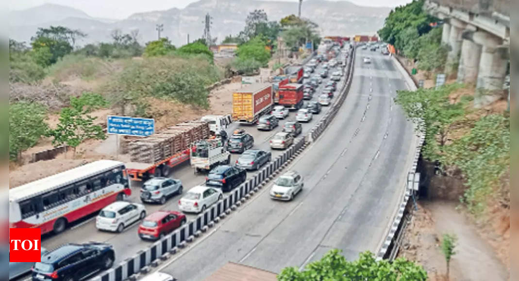 Long Weekend Rush Pune Mumbai Expressway Hit By 10km Snarls Pune News Times Of India