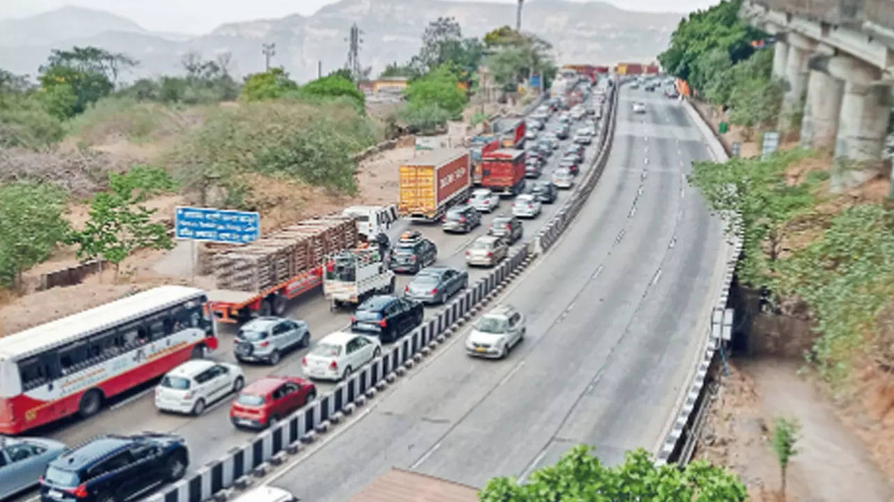 Long weekend rush Pune Mumbai Expressway hit by 10km snarls