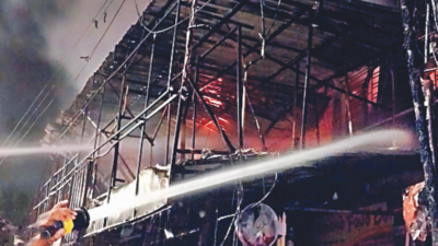 Kolkata: Blaze at Bangur Avenue high-rise, 35 scale 12ft wall to escape flames