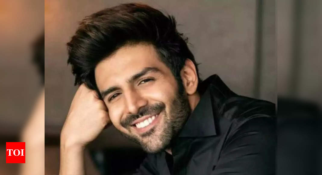 Kartik Aaryan attends his spot boy’s wedding, poses for pictures | Hindi Movie News