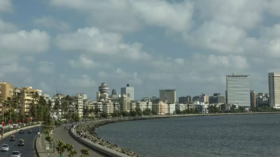 Mumbai bay tourism: Deck for sea view, uniform paint for buildings at Marine Drive