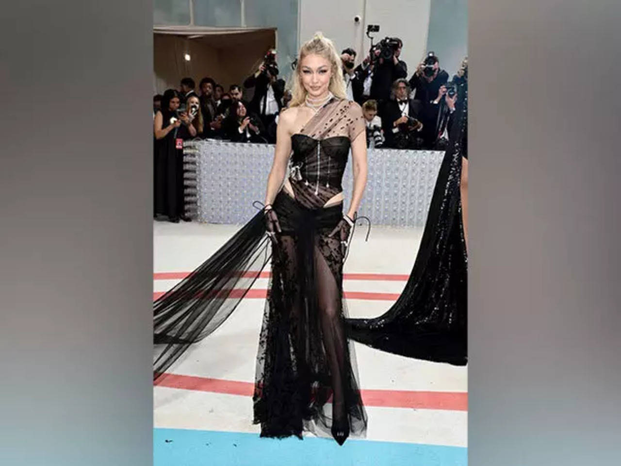 Gigi Hadid 2022 Met Gala Gilded Glamor Outfit