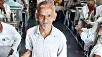 Dedicated hotel worker felicitated in Karntaka's Lokapur