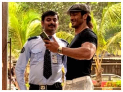 Vidyut Jammwal brings a smile on security guard's face with selfie