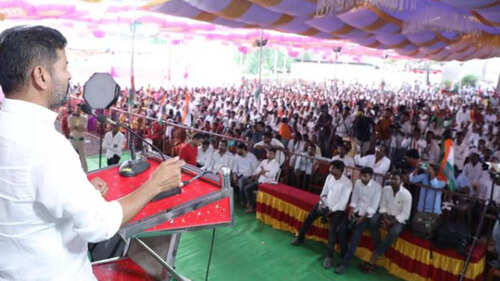 Revanth invokes 'son of soil' sentiment appealing to Kannadigas to vote Kharge-led Congress to victory