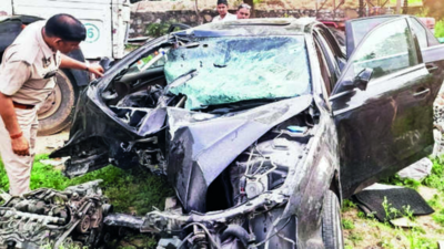 4 dead, 2 injured ascar crashes into medianon Ring Road in Jaipur