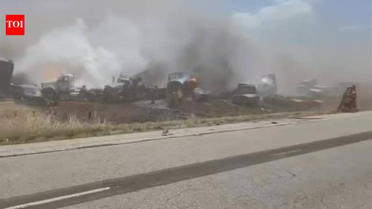 Illinois highway reopens after dust storm crashes kill 6